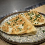 お好み焼き しみづ - 1品メニュー「ピリ辛ミンチとチーズのケサディーヤ」