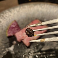 オッジ ダルマット 西麻布店 - 肉料理の中盤で、コーヒー豆をかじってリフレッシュ