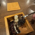 カエンネ - 鰻のタレは砂糖を使わずブルーベリーの甘味と酸味を活かして｡蕎麦の実と菊芋のリゾットに載せた〝鰻重〟へのオマージュ｡