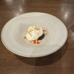 カエンネ - シェフ曰く「シンプルなデザート」｡イチゴはホワイトバルサミコで洗って‥‥エスプーマで‥‥焼いたヘーゼルナッツを砕いて‥‥チョコレートのテリーヌと‥‥｡あの‥‥｡