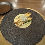 カエンネ - 諏訪湖のワカサギのフリット｡炊いたワカサギを叩いたペスト、郷土漬物の「すんき」を合わせたソース、ハーブを重ねてクレープに載せて。「タコス」っぽい食べ方が楽しい｡