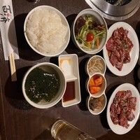 百済 - 友人の方のお肉皿も映り込んでます。