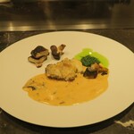 ステーキ＆ワイン シュバルージュ - 活鮑の鉄板焼き_肝いりのソース