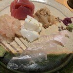 Takatsuji kasui - いい手の入った盛り。ハギの肝あえ、ヒラメにシビに、鯛の昆布締、烏賊ひと炙り。