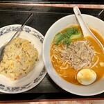 萬珍閣 - 坦々麺と炒飯セット