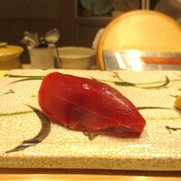 鮨 功 - 赤身（大間の鮪・天身）。フレッシュなのにねっとり もっちりとした食感が素晴らしいですネ！
