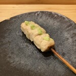 根津 焼鳥 照隅 - 胸肉わさび乗せ
