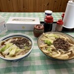 Miura Udon - 肉うどん　中（写真左）と大（写真右）