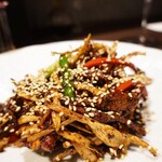 口福菜 亀吉 - 国産黒毛和牛モモ肉と揚げごぼうのスパイシー炒め