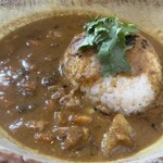 ハイダル - こちらのお店のスペシャリテ、牛肉とチキンのミックス薬膳カレー。スパイスががっつり溶け込む辛さと旨み爆発のバングラデシュのお母ちゃんのカレーです♥️