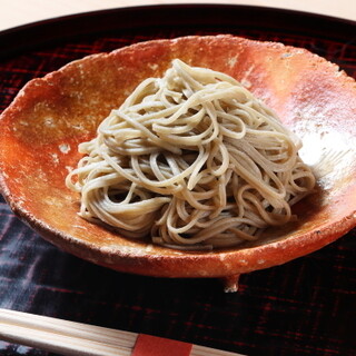 香りが楽しめる打ちたての蕎麦や旬素材を使った料理をコースで