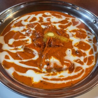 享用早晨烹制的南印度咖喱，包括温和的黄油鸡