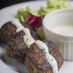 ラウンジバー・ クリシュナ - 羊肉のハンバーグ、ヨーグルトソースかけ