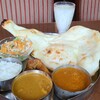 ナーナック - カリータリ(税込1,380円)
①チキンマサラカレー《辛さ:ミディアム》
②海老マサラカレー《辛さ:ミディアム》
③千切りキャベツのサラダ
④タンドリーチキン⑤ナン⑥白ご飯

お飲み物①ラッシー