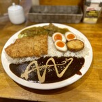 233163606 - 2種盛りカレー(特製赤身かつ&ホールスパイスチキン)、燻製風玉子