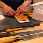 すしやのたい悟 - 赤貝を処理中の店主