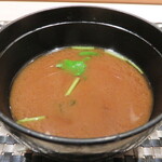 池袋 すし 福寿 - 赤出汁の味噌汁。
