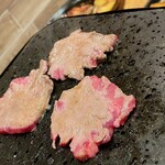 Yakiniku Zeniba - 薄切りタンでこの分厚さ