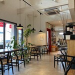 cafe de curry Kojika - 広々とおしゃれで落ち着いた店内