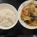 四季中華料理 - ▪️【豚肉とキャベツの甘味噌炒880円】税込。
      スープ、ライス、果物（この日はフルーツポンチ）食べ放題で、ソフトドリンク1杯サービス