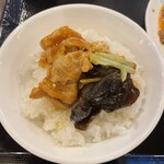 四季中華料理 - やっぱり、ご飯の上に乗せるべきですね。タレの付いたご飯と一緒に❗️ご飯はやや硬めです。自分的には丁度良いですよぉ❤︎
            ライスのお代わりが出来るから「おかず」の分量を気にしずに食べれます( ˊ̱˂˃ˋ̱ )