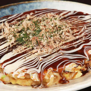 Enjoy the taste of a long-established store [Osakaya]! Okonomiyaki using secret recipe flour