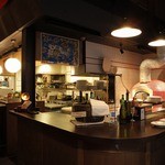 アンティカ・オステリア・ダル・ポンピエーレ - 1Fカウンター席はバーづかいにもおすすめです◎