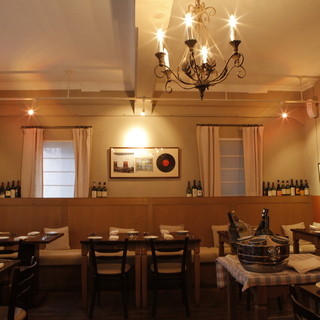 Enjoy your meal in a restaurant with a retro atmosphere, built in a renovated former fire station built in 1925!