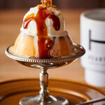 Classic Pudding [Made in Madagascar] Vanilla beans topped with vanilla ice cream - Overflowing salted caramel sauce -