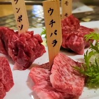 みやび 六本木店 - 一人１切れ。希少部位が並ぶプレート