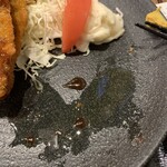 Kushikatsu Dengana - アジフライの下には揚げ油。もう少し油を切ってもらいたかったです。