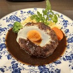 京橋モルチェ - ハンバーグステーキ・シュバール風　肉はポロポロ崩れるも、美味しいソースと合間ってなかなか美味しい　ライスがねちょねちょでちょっと残念
