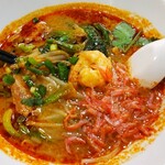 タイ料理サバイ・サバイ - トムヤムクンラーメンアップ。米麺の食感が良い(>ω<)茹で海老と干し海老のW✨牛コマ肉ともやし、ニラ、パクチー入り。酸っぱ辛くて好みです♥