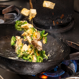 もずくの天ぷらやゴーヤーチャンプルーなど沖縄料理に舌鼓♪