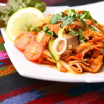 アジア料理　実の里 - ウェンナイユトゥー：豚の耳、タマネギ、パクチーのチリソースサラダ