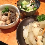 居食屋 わいるどふぁーむ  - 今夜も、酒のアテはカウンターの大鉢料理で〜す(^^♪
      むっちゃ美味しい
      ( ›◡ु‹ )