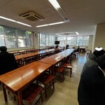 長岡技術科学大学 第一食堂 - 懐かしい木製長机