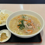 鴻運 - 日替わり麺（味噌ラーメン、半チャーハン）¥800