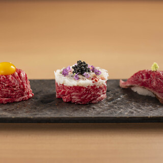 『古今ユッケ三種盛り』生肉とキャビアやズワイガニを使用