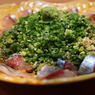 使用长崎县产99青花鱼。尽享新鲜的“极品芝麻青花鱼”