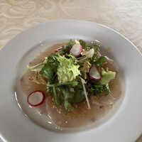 tcc GINZA - 前菜カルパッチョ　　フライドガーリックがアクセント。美味でした。