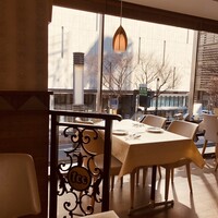 tcc GINZA - 通りに面して明るい店内