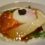 メゾン ドゥ アッシュ - サーモンとイクラのコンソメジュレ