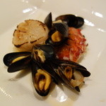 メゾン ドゥ アッシュ - ムール貝、ホタテ、オマール海老のソテー