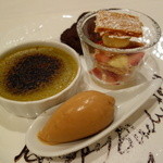 メゾン ドゥ アッシュ - ピスタチオのクリームブリュレ、キャラメルアイス、イチゴのミルフィーユ