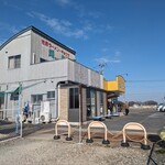 麺龍 - 南側の広大な駐車場から望んだお店。お店の向こうが国道354号線(東毛広域幹線道路)です。