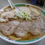 麺龍 - 手前が肩ロース肉の叉焼4枚。奥がバラ肉の叉焼4枚。うーん贅の極み。美味いんだぁ~♬