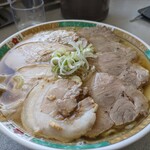 麺龍 - 麺も叉焼も素晴らしいけど、このクリアなスープ、見てくださいよ。見てるだけで興奮しちゃいます。