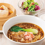 西安餃子 - 蟹肉入りふかひれ湯麺とチャーシュー包セット
