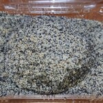 柿安口福堂 - たっぷりの胡麻に埋まってる黒胡麻おはぎ